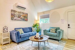 Living area - Private Couples Retreat • Hot Tub • Quiet & Wooded (Sevierville)