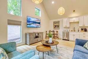 Living area - Private Couples Retreat • Hot Tub • Quiet & Wooded (Sevierville)