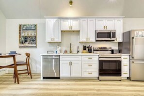 Fridge, microwave, oven, stovetop - Private Couples Retreat • Hot Tub • Quiet & Wooded (Sevierville)