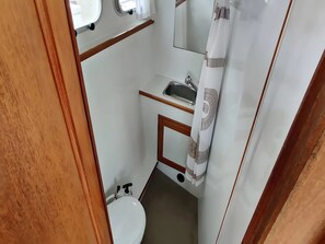 Bathroom - Vrbo Property (Rechlin)
