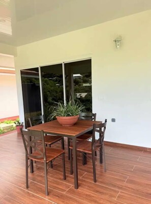 Outdoor dining - Bungalow Miti Uturoa (Uturoa)