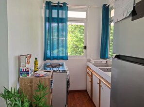 Classic Bungalow, Patio, Garden View | Private kitchen - Bungalow Miti Uturoa (Uturoa)