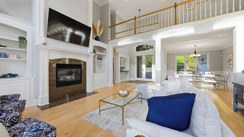 Belle Pines Hideaway by Avantstay Lakefront + Hot Tub + Fire Pit + Game Room Near Charlotte