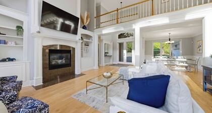 Belle Pines Hideaway by Avantstay Lakefront + Hot Tub + Fire Pit + Game Room Near Charlotte