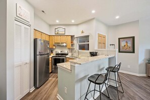 Fridge, microwave, oven, stovetop - Rogue KDH steps to the  Beach condo w/ pool (Kill Devil Hills)