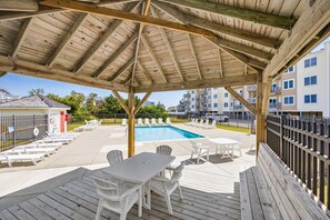 Outdoor dining - Rogue KDH steps to the  Beach condo w/ pool (Kill Devil Hills)