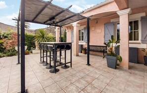 Outdoor dining - Stunning home in Saint-Laurent-d'Aigouz (Saint-Laurent-d'Aigouz)