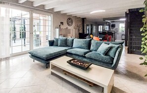 TV - Stunning home in Saint-Laurent-d'Aigouz (Saint-Laurent-d'Aigouz)