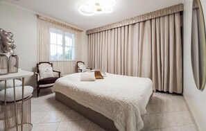 4 bedrooms, free WiFi - Stunning home in Saint-Laurent-d'Aigouz (Saint-Laurent-d'Aigouz)