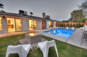 A modern house with a swimming pool, outdoor seating, and a fire pit. - Casa Mauka and Casa Makai Palm Desert, Entire 2 Unit Duplex with Private Pool (Palm Desert)