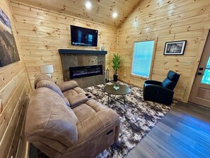 Living area - Can't Say NO- 1 Bedroom Honeymoon Cabin Close to Pigeon Forge Parkway (Sevierville)
