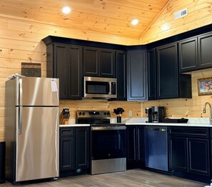 Private kitchen - Can't Say NO- 1 Bedroom Honeymoon Cabin Close to Pigeon Forge Parkway (Sevierville)