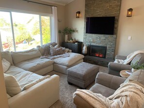 Living area - Beautiful home 8 miles from UO!!!
Sleeps 10. 
4 bedrooms and 3 full bathrooms. (Springfield)