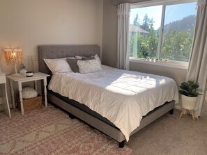 Room - Beautiful home 8 miles from UO!!!
Sleeps 10. 
4 bedrooms and 3 full bathrooms. (Springfield)