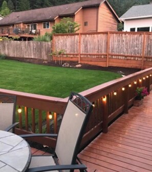 Outdoor dining - Beautiful home 8 miles from UO!!!
Sleeps 10. 
4 bedrooms and 3 full bathrooms. (Springfield)