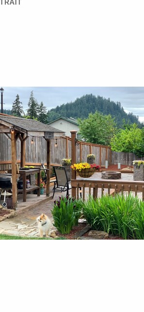 Outdoor dining - Beautiful home 8 miles from UO!!!
Sleeps 10. 
4 bedrooms and 3 full bathrooms. (Springfield)