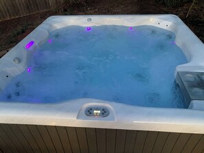 Outdoor spa tub - Beautiful home 8 miles from UO!!!
Sleeps 10. 
4 bedrooms and 3 full bathrooms. (Springfield)