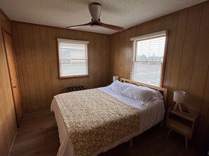 Room - Pelican Retreat: OBX waterfront stay, sleeps 7, sunsets & views cozy coastal gem (Kill Devil Hills)