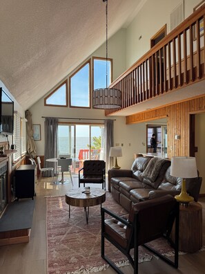 Living area - Pelican Retreat: OBX waterfront stay, sleeps 7, sunsets & views cozy coastal gem (Kill Devil Hills)