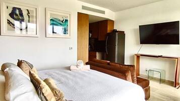Een strijkplank/strijkijzer, wifi, beddengoed
