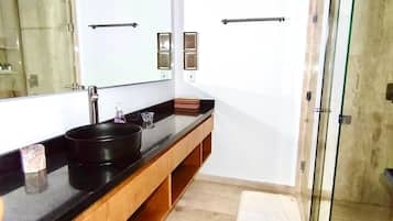 Shower, hair dryer, towels