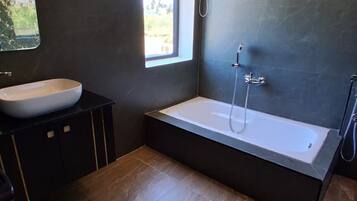 Separat badekar og bruser, gratis toiletartikler, håndklæder, Sæbe