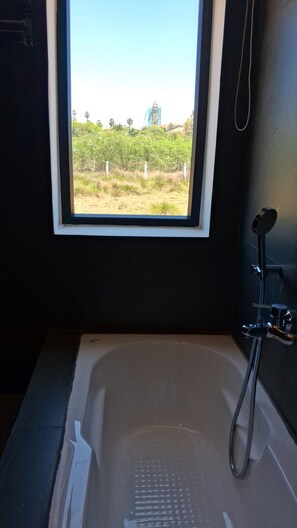 Badewanne und Dusche (separat), kostenlose Toilettenartikel, Handtücher