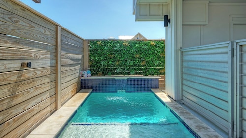 Salty Sweetheart by Avantstay Port A Escape Pool + Balcony Golf Cart Boardwalk to Beach