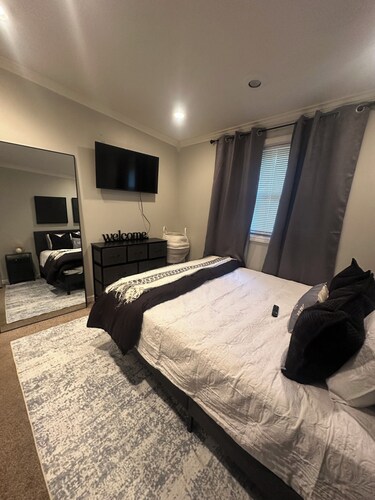 Modern Private Room Easy Access to Everything