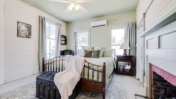 5 bedrooms, iron/ironing board, WiFi, bed sheets