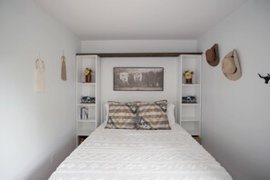3 bedrooms, iron/ironing board, free WiFi, bed sheets - Urban Farmhouse! ½ Acre•Fire Pit•Near DT•3 BDRM (Saint Paul)