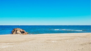A beach with a rocky outcrop and a clear blue sky. - Authentique maison piscine (Laroque Des Albères)