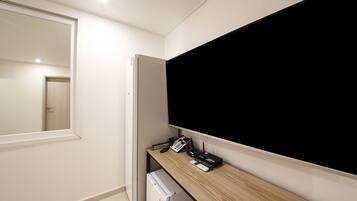 Deluxe Double Room, City View | Interior