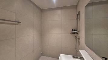 Deluxe Double Room, City View | Bathroom