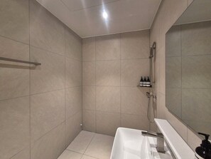 Deluxe Double Room, City View | Bathroom - Mokpo Place Hotel (Mokpo)