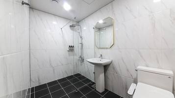 Deluxe Double Room, City View | Bathroom