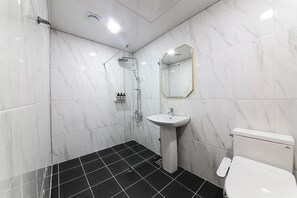 Deluxe tweepersoonskamer, uitzicht op stad | Badkamer