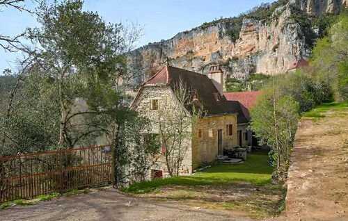 Beautiful home in Sauliac-Sur-Célé with WiFi