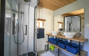 Shower, hair dryer - Beautiful home in Sauliac-Sur-Célé with WiFi (Sauliac-Sur-Célé)