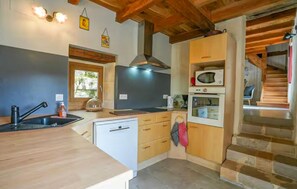 Fridge, microwave, oven, dishwasher - Beautiful home in Sauliac-Sur-Célé with WiFi (Sauliac-Sur-Célé)