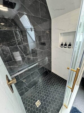 Dusche, Haartrockner, Handtücher, Seife