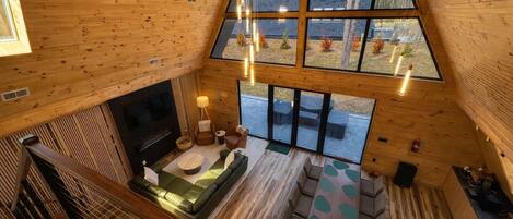 Smart TV, chimenea y estéreo