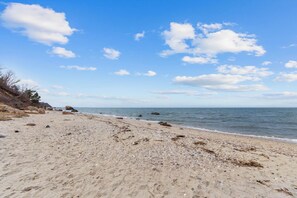 Beach nearby, sun-loungers, beach towels - Private Road with a Private Beach (Cutchogue)