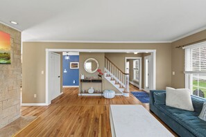 Smart TV, fireplace, stereo, printers - Private Road with a Private Beach (Cutchogue)