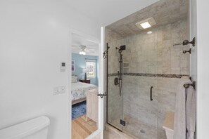 Een douche, een haardroger, handdoeken, zeep