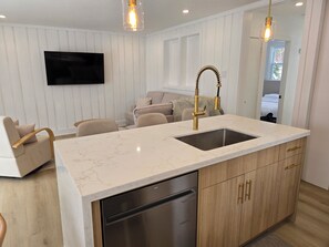 Interior - Sandvika Muskoka - Beachfront on Moon River (Bala)