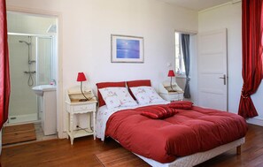3 bedrooms, free WiFi - Awesome home in Crasville with house sea view (Crasville)