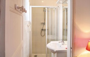 Shower, hair dryer - Awesome home in Crasville with house sea view (Crasville)