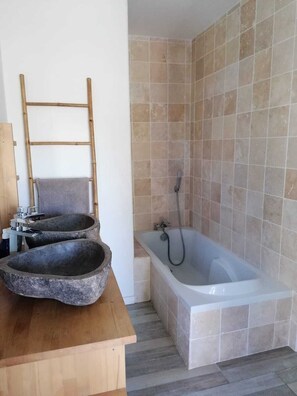 Een douche, een haardroger, handdoeken, zeep