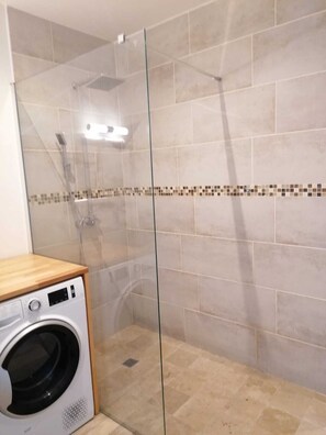 Shower, hair dryer, towels, soap - NEW HOUSE +BUNGALOW+HEATED POOL&JACUZI (Angresse)